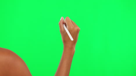 mujer, manos y escritura con pluma en pantalla verde