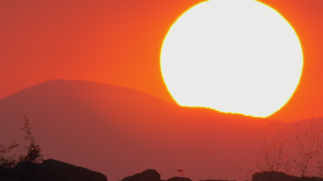 산 뒤로 가는 태양의 시간 흐름