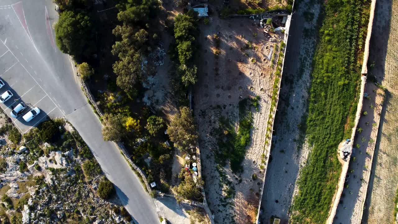 몰테스 스트리트의 위에서 내려오는 나선형 드론 뷰