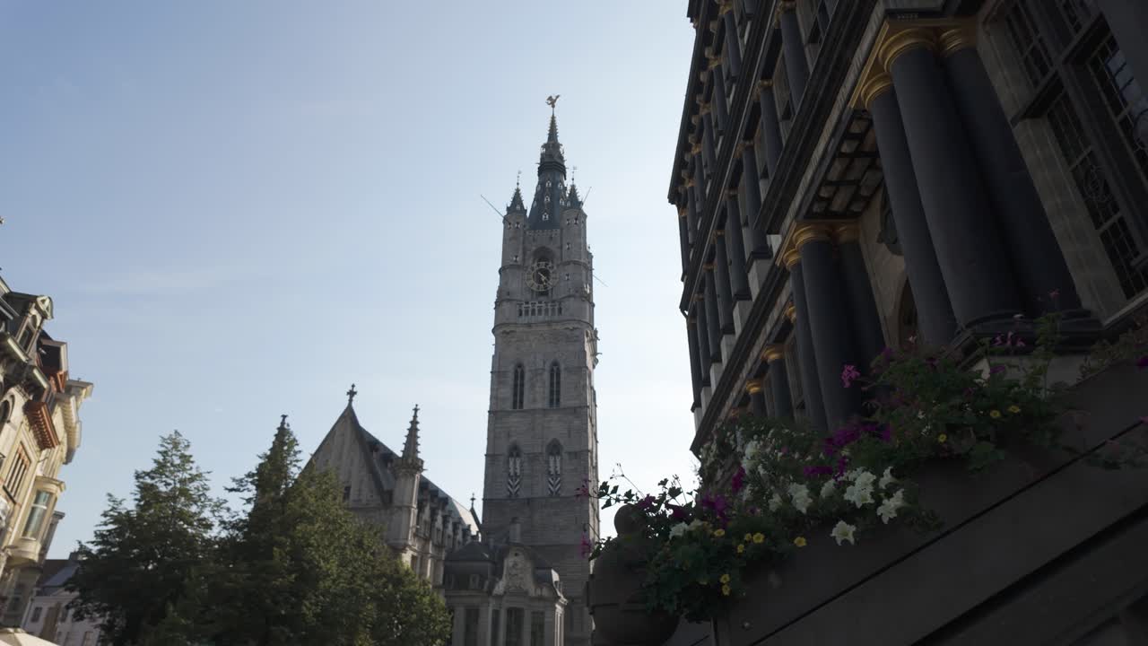 гентская колокольня возвышается среди исторической архитектуры, демонстрируя красоту средневекового европейского городского пейзажа в оживленном гентском бельгии.