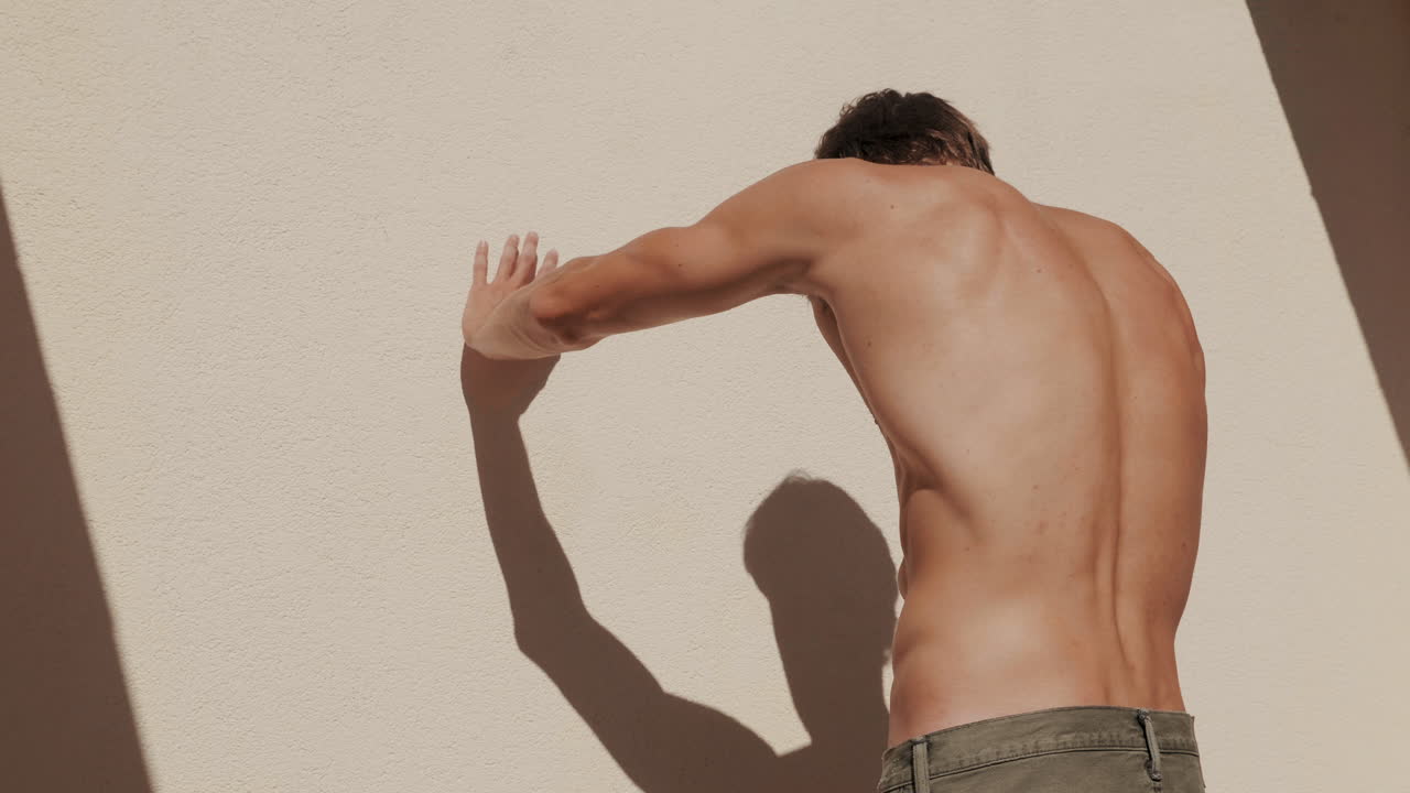 hombre musculoso posando al aire libre