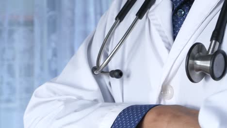 médico con estetoscopio