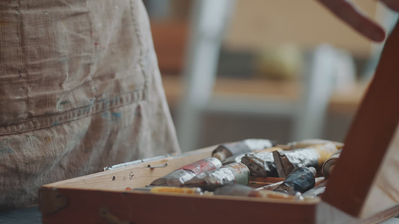 페인트 재료 를 사용 하는 예술가