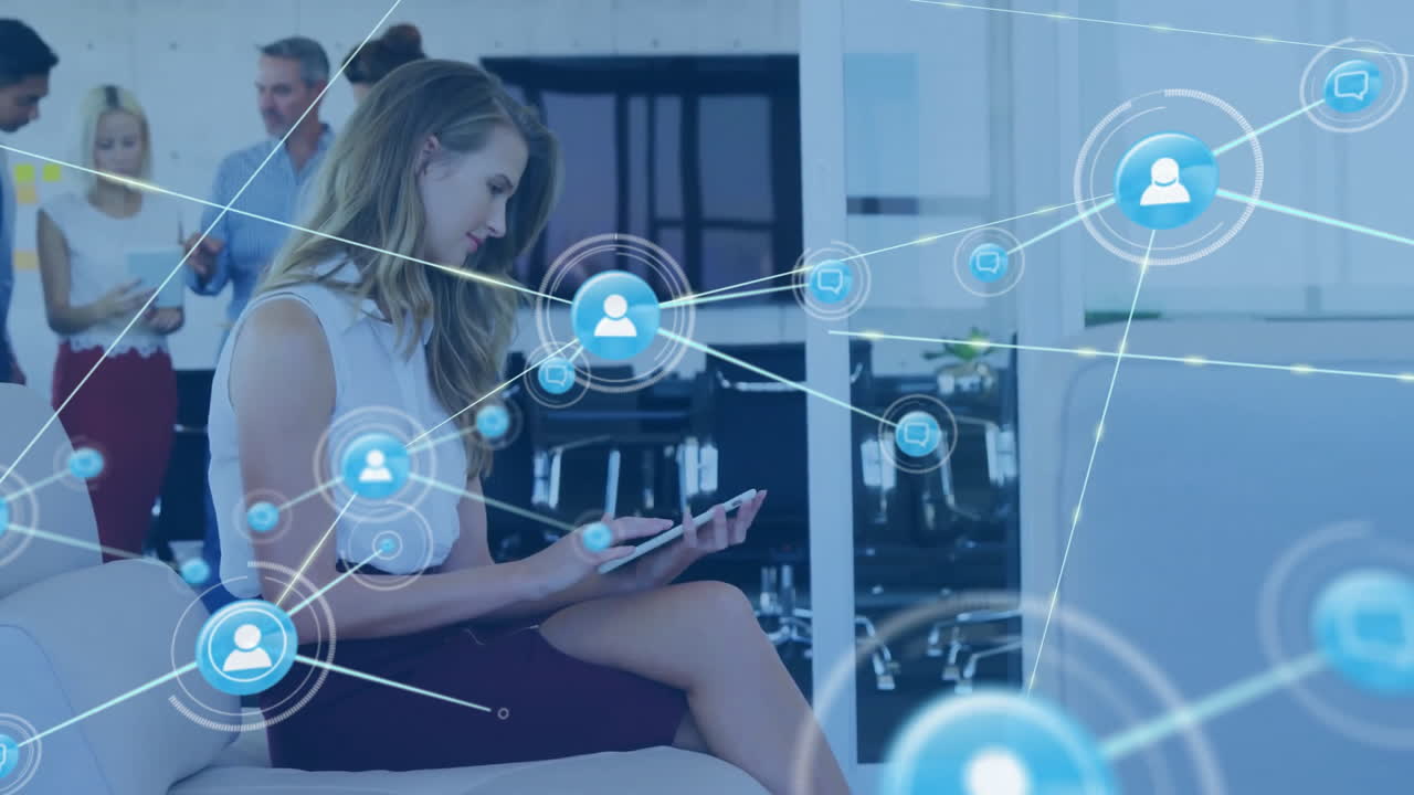 анимация подключенных икон над красивой белой женщиной, прокручивающейся на цифровом планшете в офисе