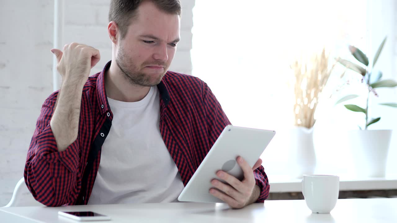 chat de video por joven feliz, compartiendo información