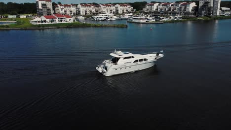 Luxuriöse-Weiße-Yacht,-Die-Auf-Dem-Wasser-Segelt