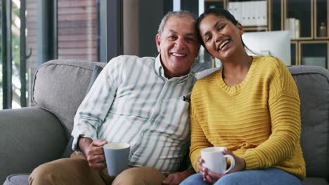 Kaffee,-Sofa-Und-Porträt-Des-Vaters-Mit-Der-Frau