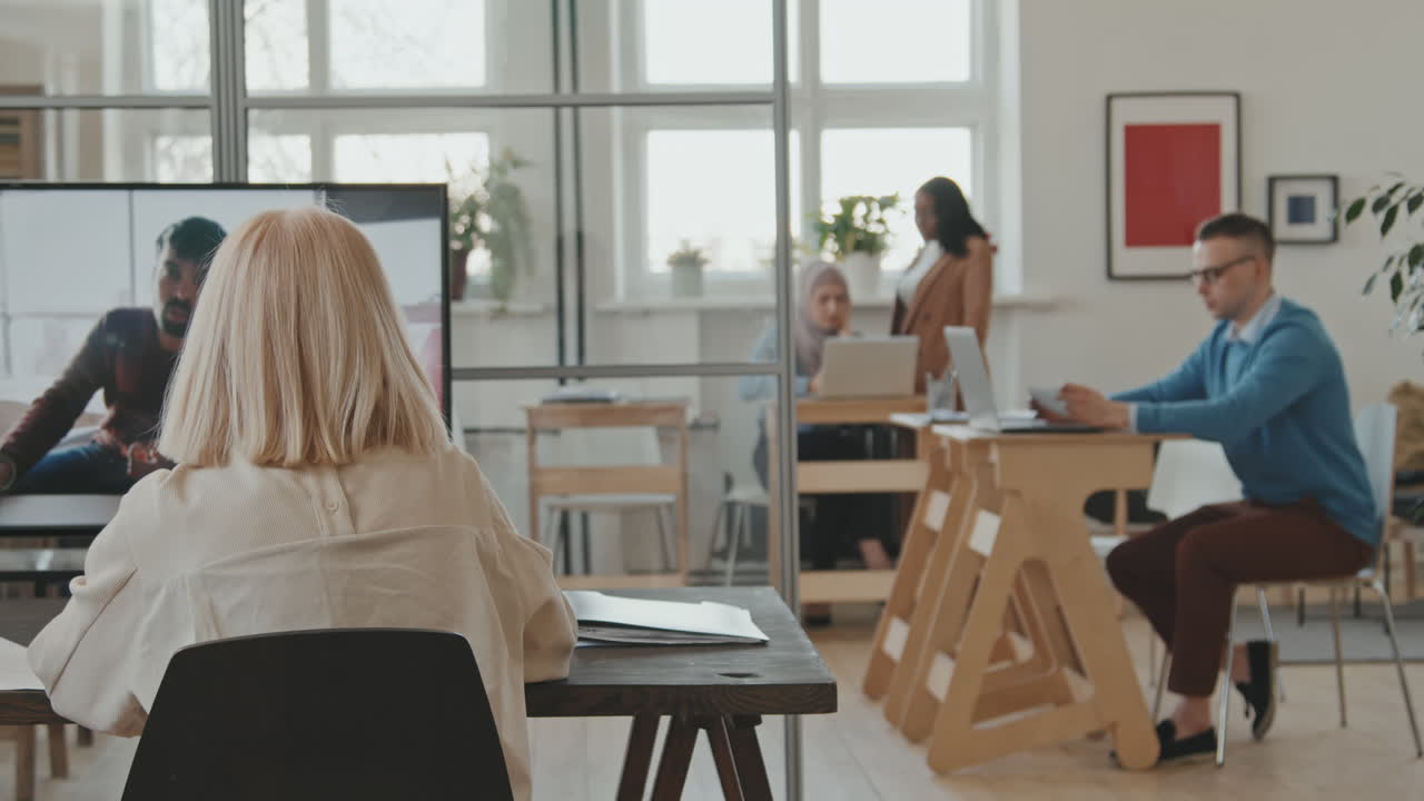 Forretningsfolk taler med kollega via videoopkald