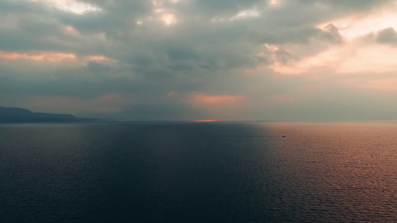 과테말라 카사 팔로포의 잔잔한 일몰 파도 위로 날아가는 시간 경과