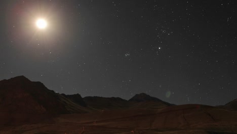 Aconcagua-Time-Lapse-Luna-Viajando-A-Través-Del-Cielo-De-La-Montaña