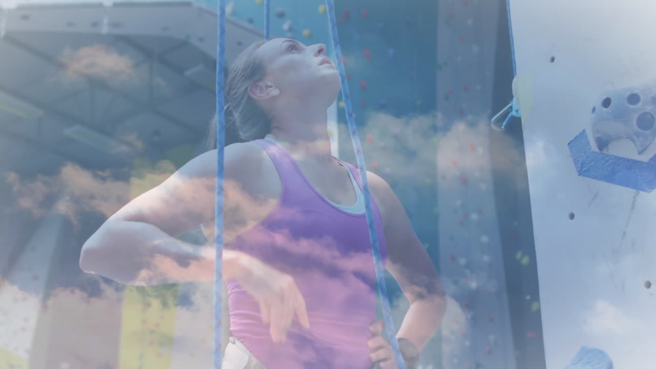 animación de las nubes sobre la pared de escalada de la mujer caucásica en forma