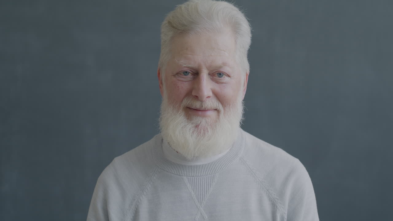 retrato de un hombre mayor sonriente