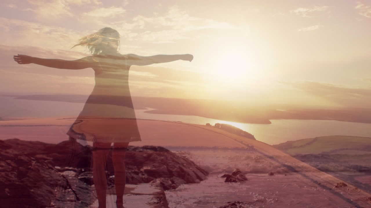 Composizione di donna che balla con le braccia distese, e cielo al tramonto su spiaggia e mare