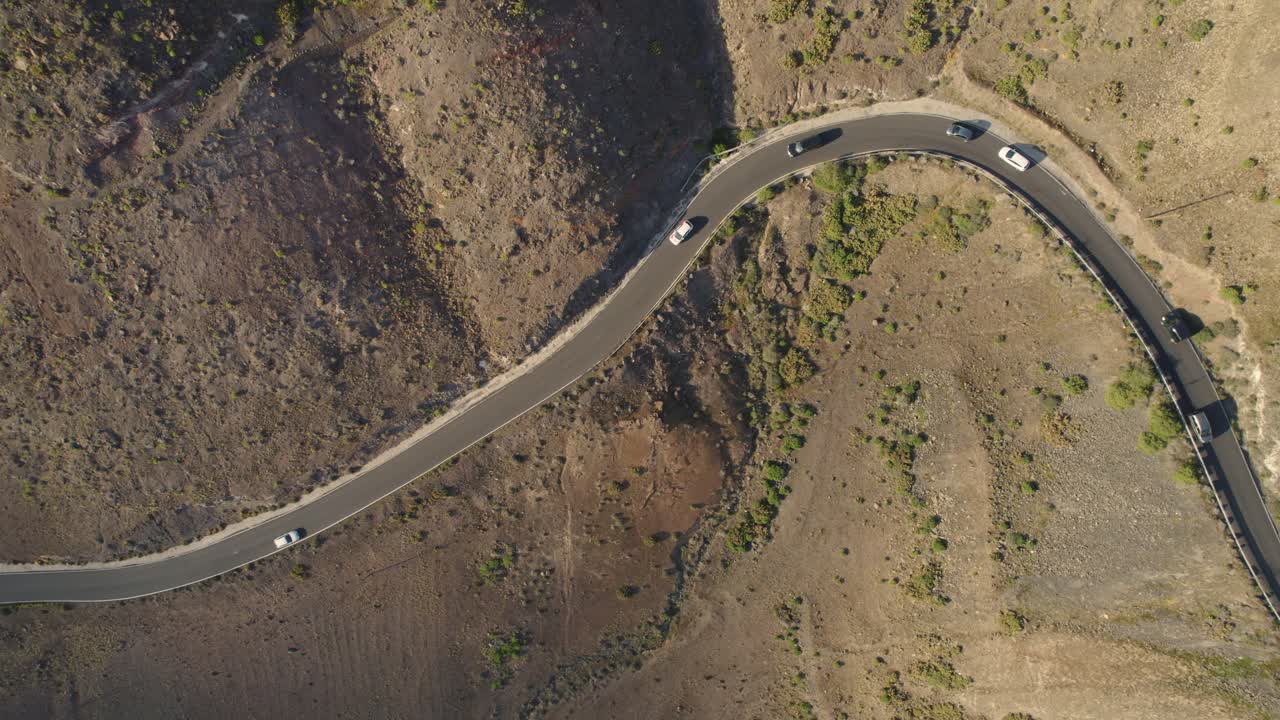 los coches circulan por la pequeña carretera de los ajaches, lanzarote, islas canarias