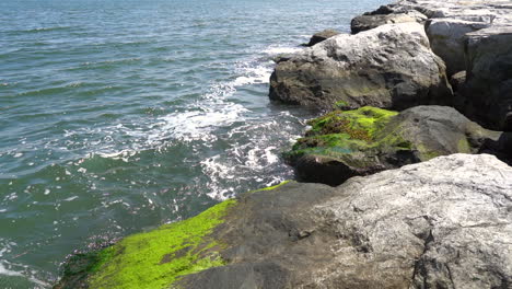 Una-Cámara-Semilenta-De-Las-Olas-Del-Océano-A-Lo-Largo-De-La-Costa-Rocosa