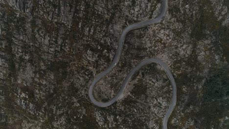 viaje por carretera en coche a lo largo de los caminos de montaña y serpentinas