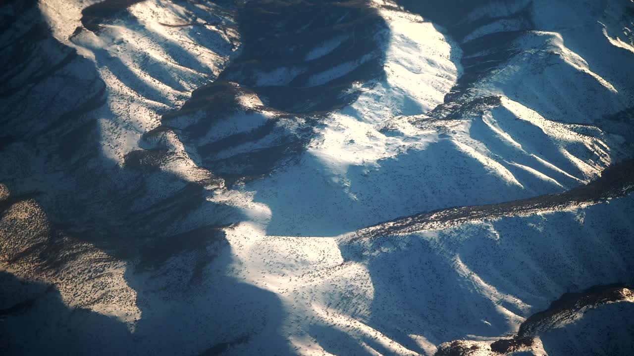 눈 인 산맥의 공중 사진