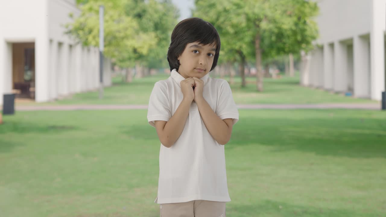 겁에 질린 인디언 소년, 공원에서 누군가를 두려워