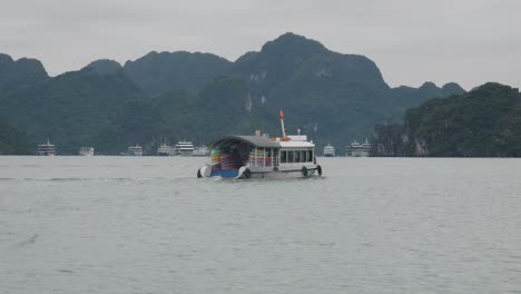 Pequeño-Ferry-En-La-Bahía-De-Halong-Tour-Navegando-Por-Montañas-De-Roca-Kárstica-En-Vietnam