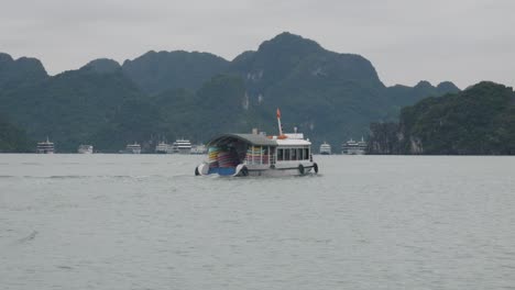 pequeño ferry en la bahía de halong recorrido navegando por las montañas rocosas cársticas en vietnam