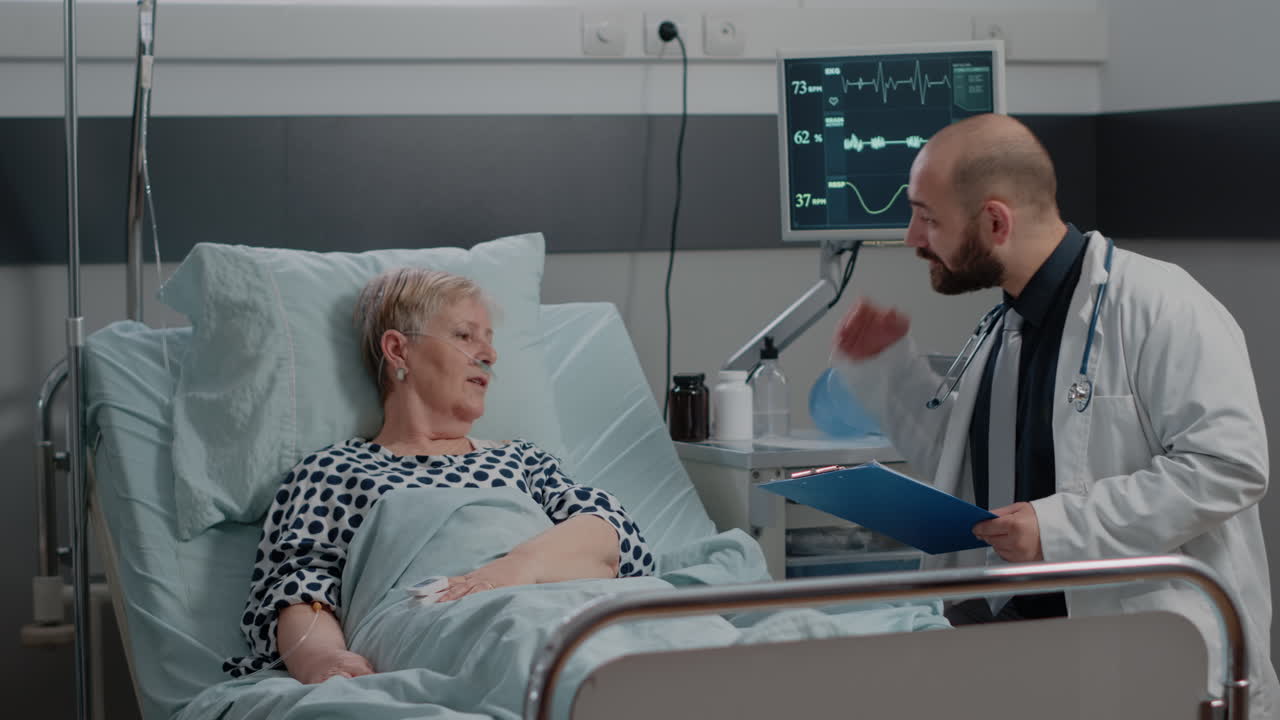Donna in pensione con una malattia che parla con il medico dell'assistenza sanitaria