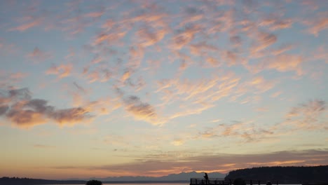 Sonnenuntergang-Mit-Rosa-Wolken-Und-Silhouette-Der-Person