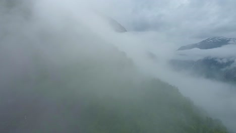 Nebel-In-Den-Bergen-Fjord-Norwegen