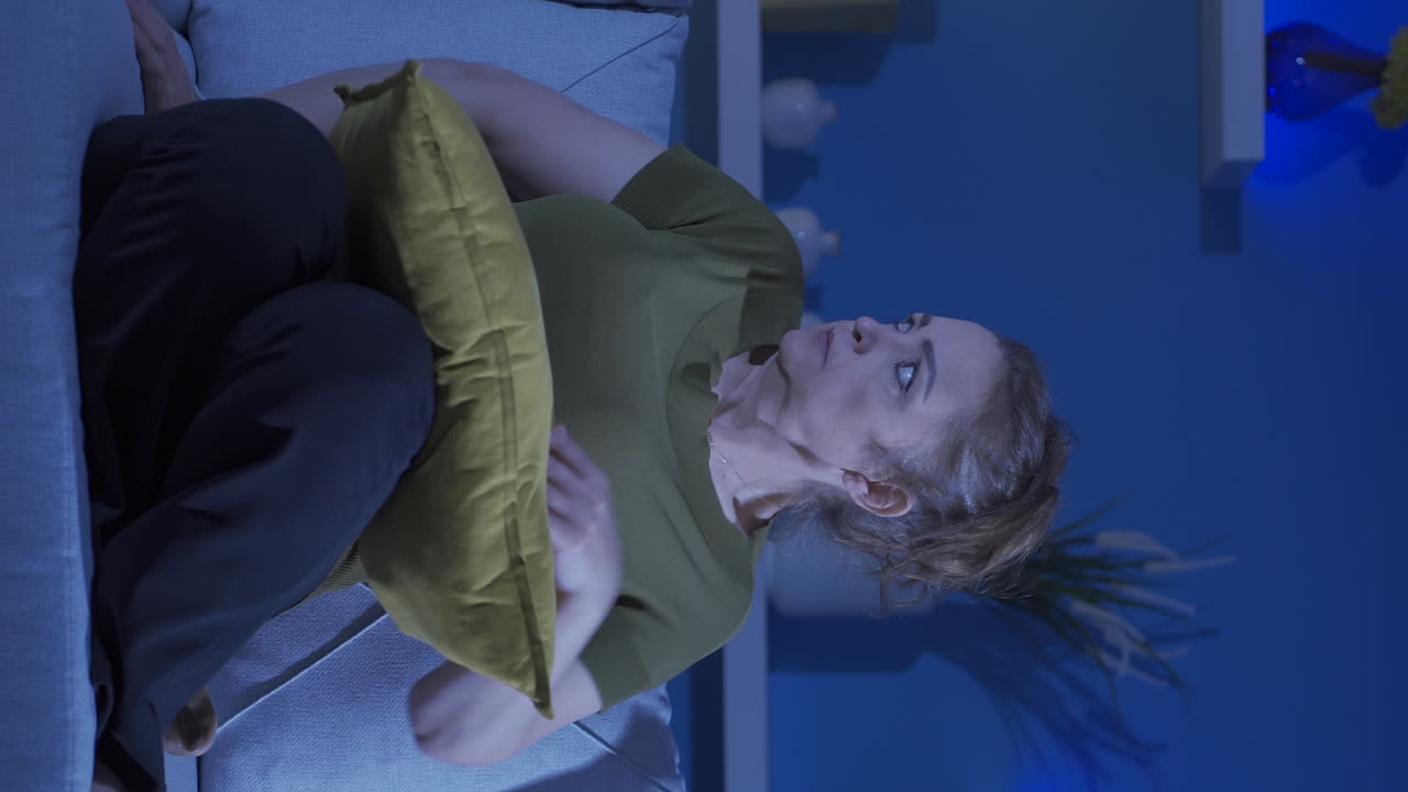 vídeo vertical de la mujer que mira a su alrededor con ojos cobardes.