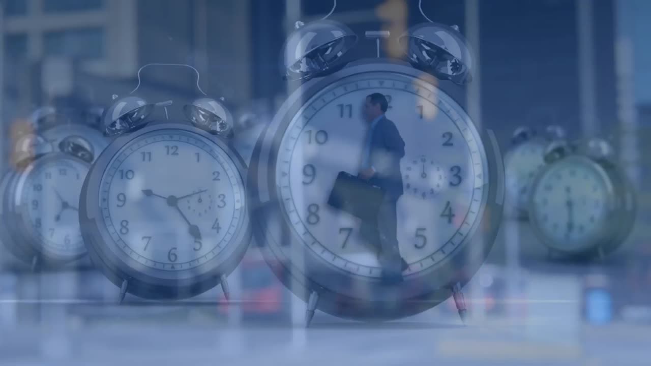 animación de relojes despertadores, procesamiento de datos sobre el hombre de negocios corriendo