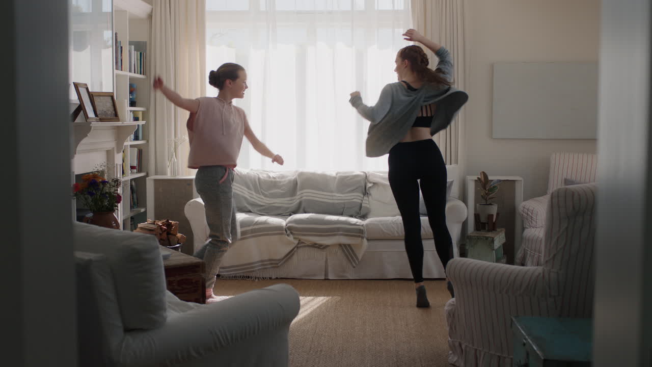 행복한 십대 소녀들이 집에서 춤을 추고 가장 친한 친구들이 재미를 즐기고  ⁇ 키 댄스 동작을 즐기고 휴가 주말을 집에서 파자마를 입고 축하합니다.