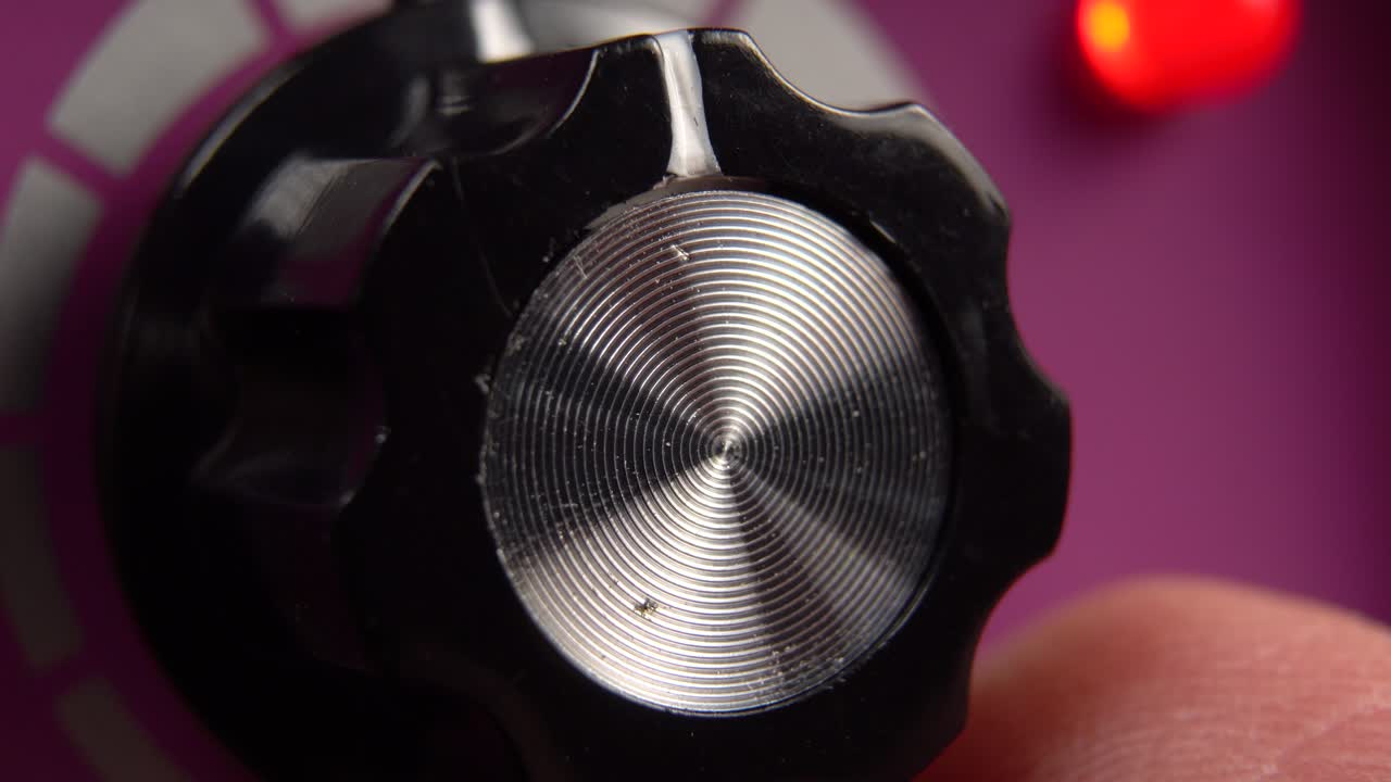 la mano ajusta la potencia del aparato eléctrico girando el botón de afinación después de encenderlo.