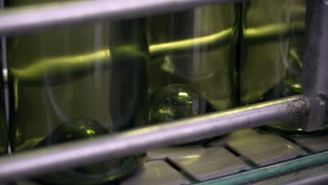 botellas de vino en línea de embotellado