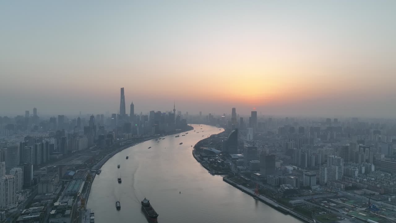 vista aérea de drones de la puesta de sol en el río huangpu en el centro de shanghai, china