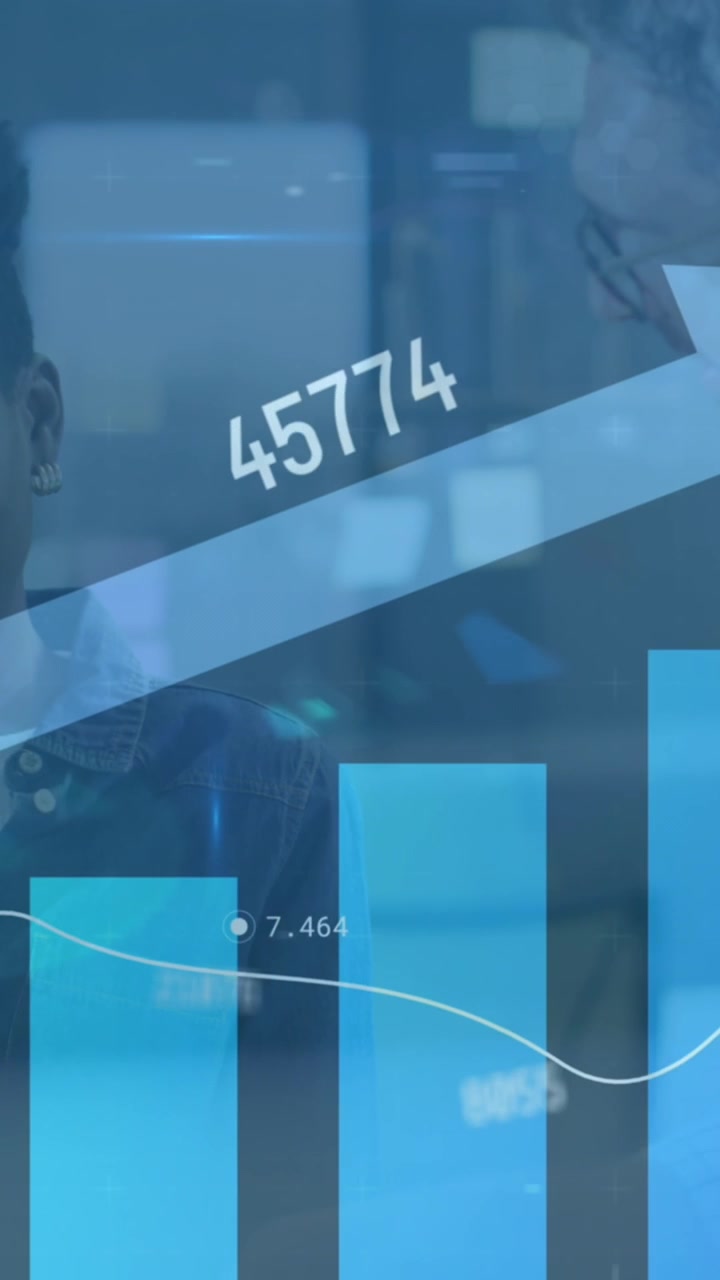 Animazione di dati finanziari e grafici sovrapposta a diversi colleghi in ufficio