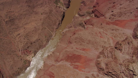 Toma-Aérea-Lenta-Mirando-Directamente-Hacia-El-Río-Colorado-En-El-Gran-Cañón