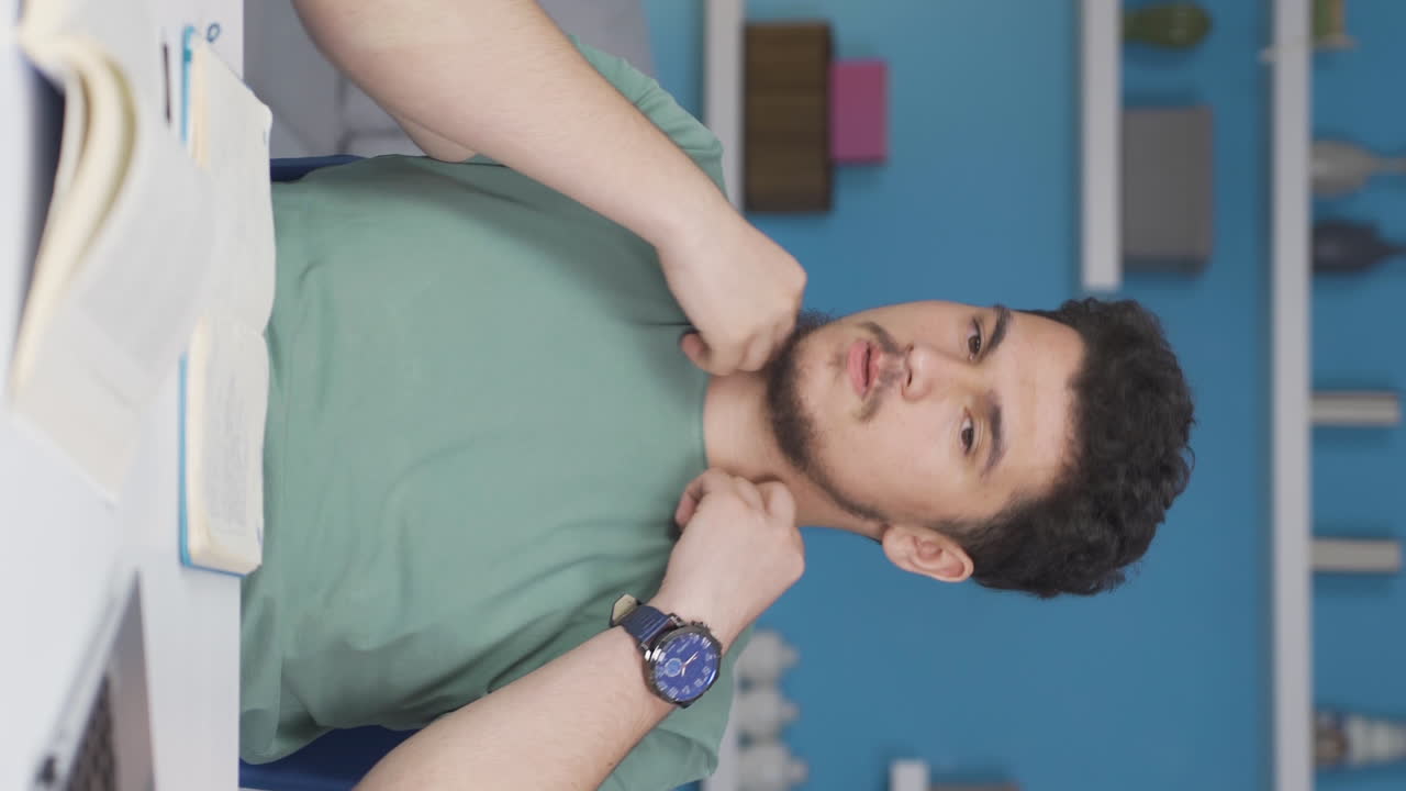 video vertical de un estudiante estresado y nervioso.