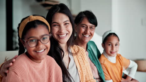 cara, familia feliz o juntos con cuidado en el sofá