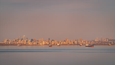timelapse de colores vivos de un cálido atardecer o amanecer en vancouver, columbia británica, canadá