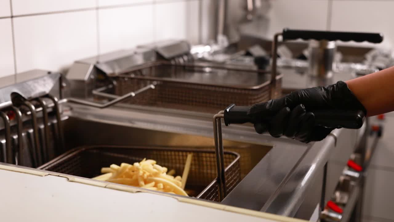 приготовление картошки фри в коммерческой фритюре