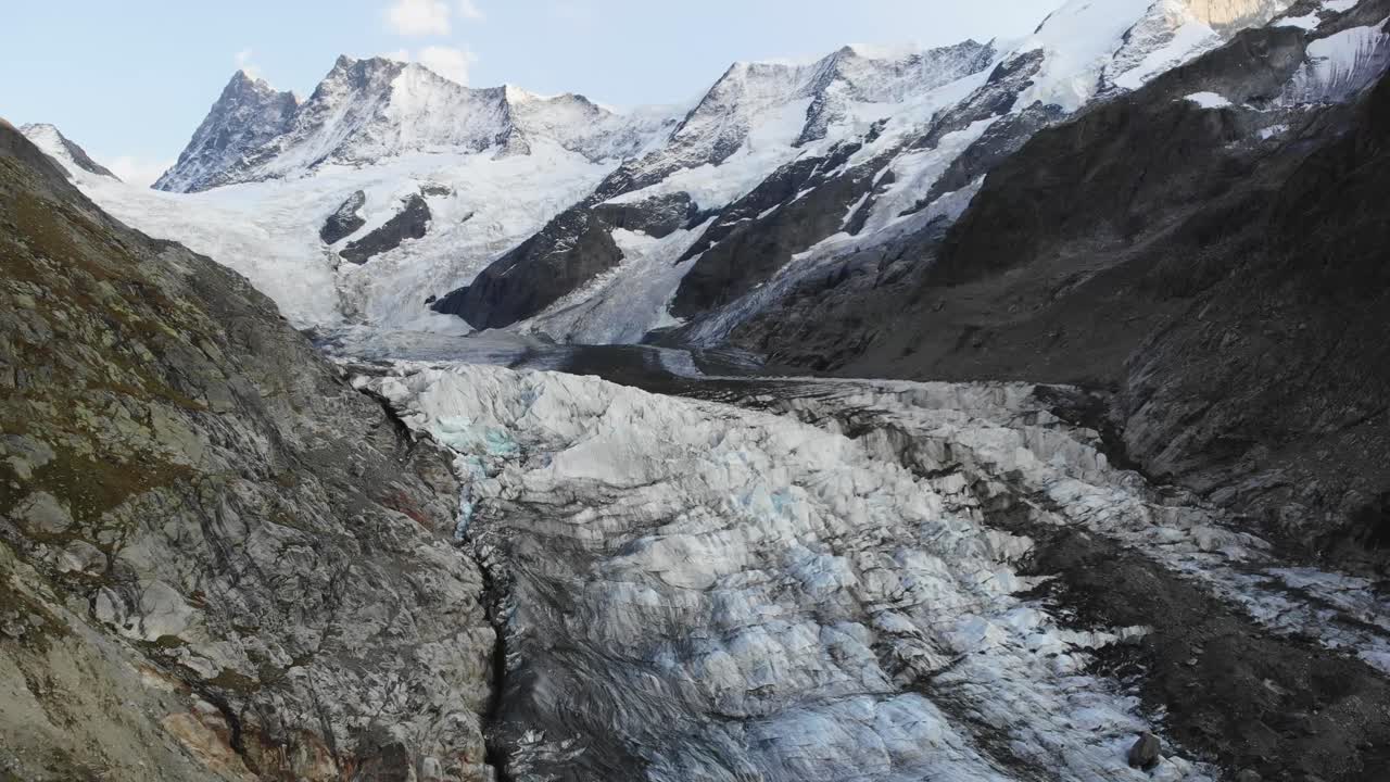 imágenes aéreas de sobrevuelo sobre el glaciar de grindelwald inferior en grindelwald, suiza