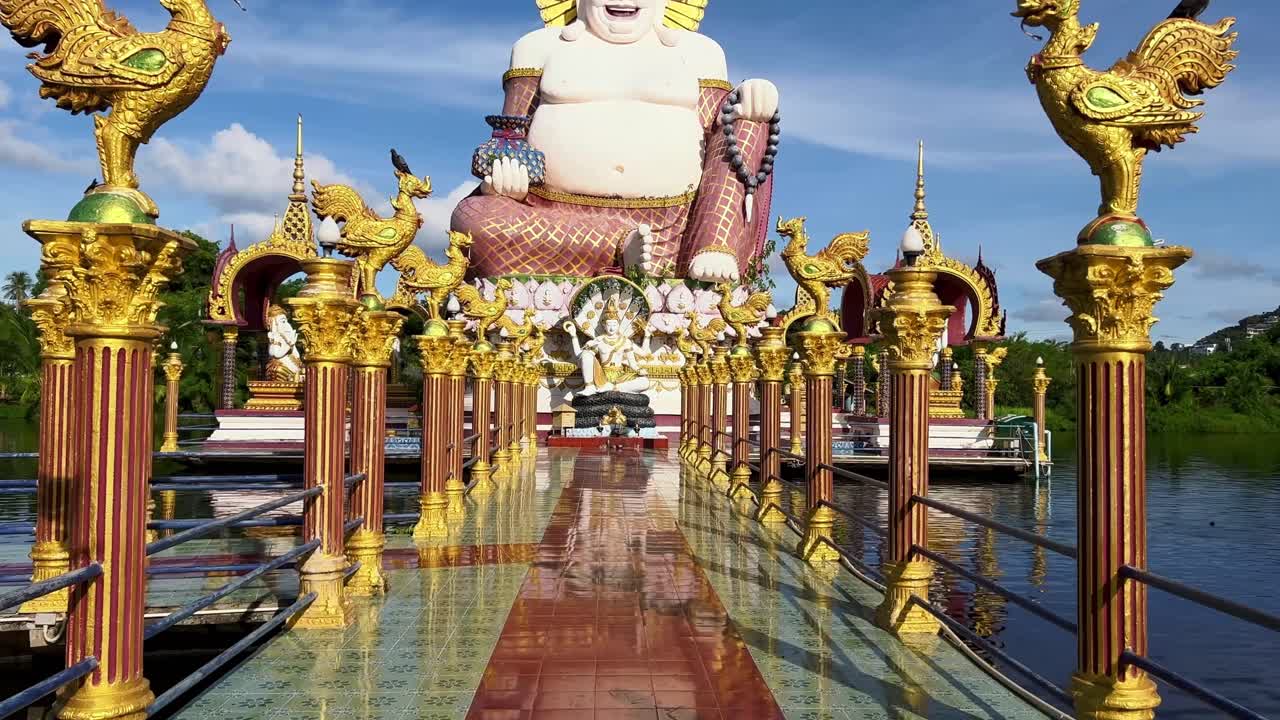 камера движется к большой статуе будды