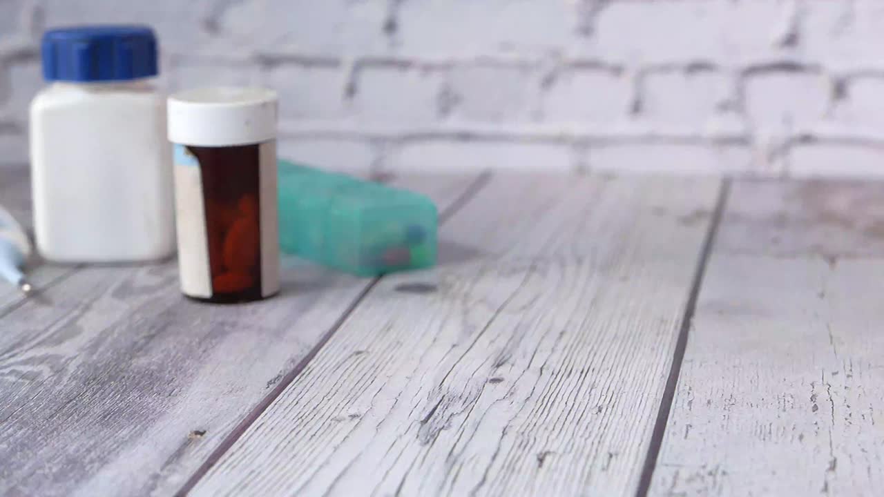 examen médico con estetoscopio y pastillas