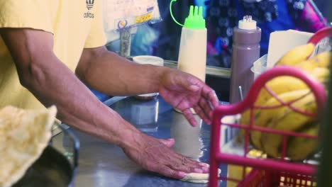 imágenes cinematográficas de cocina de 4k de un chef tailandés preparando un postre tradicional tailandés llamado roti en un mercado callejero en tailandia
