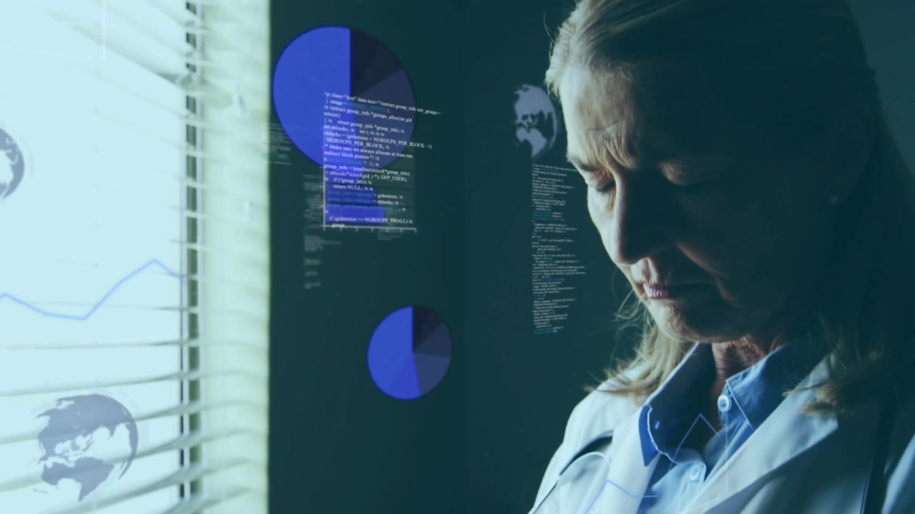 Ældre kvindelig læge kigger på persienner, mens datadiagrammer dukker op, og hun studerer en tablet til medicinsk analyse.