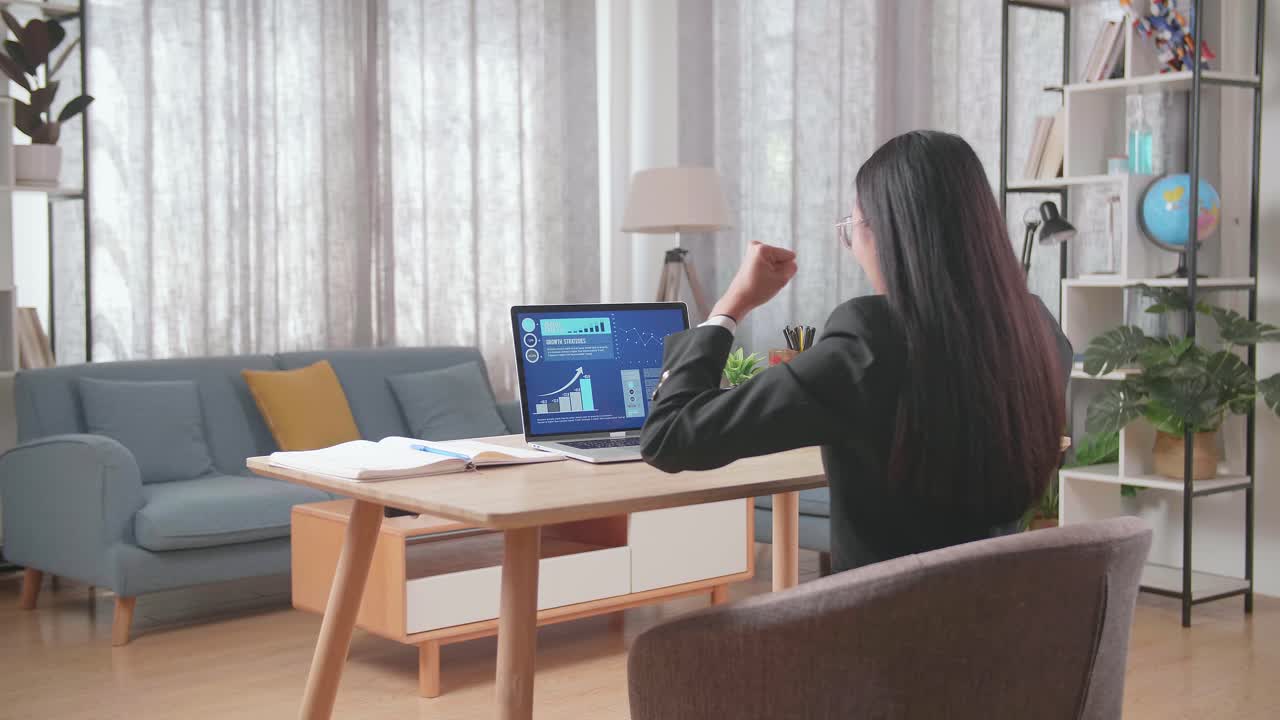 가정 사무실 에서 성공 을 축하 하는 여자