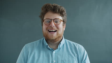 hombre con gafas apuntando
