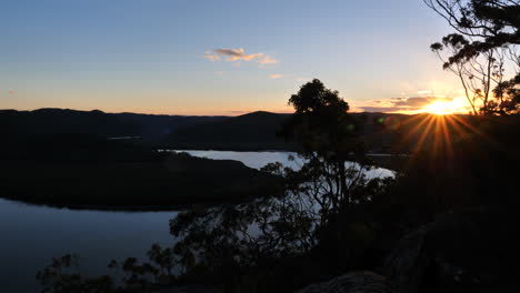 Hermosa-Vista-De-Una-Puesta-De-Sol-En-Australia-Con-Vistas-Al-Río-Hawkesbury,-Nueva-Gales-Del-Sur