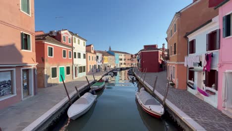 4K-Static-Shot:-Tranquil-Burano-Canal,-Venice,-Italy