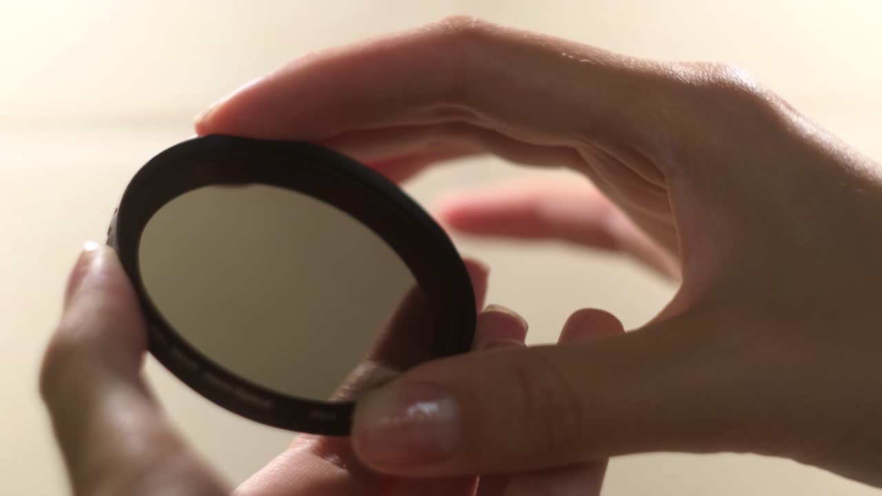 중성 밀도 필터를 들고 있는 손
