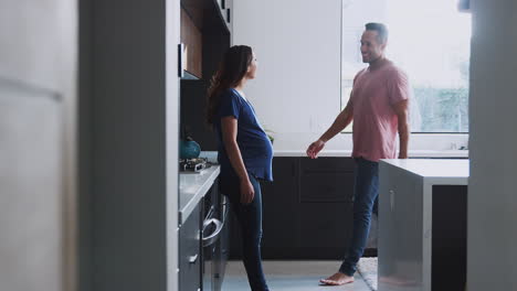 Amante-Marido-Hispano-Con-Esposa-Embarazada-En-Casa-En-La-Cocina-Juntos